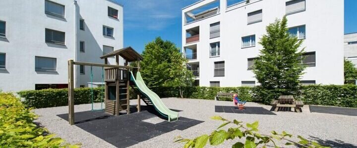 SPIELPLATZKON­TROLLEN UND -SANIERUNGEN. FÜR UNS EIN KINDERSPIEL.